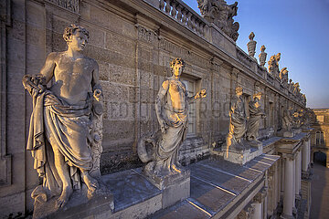 Frankreich. Yvelines (78) Chateau de Versailles - Luftansicht einer Reihe von zwölf Statuen  die Flüsse  Nymphen und Gottheiten symbolisieren: In der Mitte  eine Statue von Hesperide  die einen goldenen Apfel hält