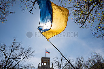 Berlin  Deutschland  Ukrainische Landsfahne weht vor der Russischen Botschaft im Bezirk Mitte