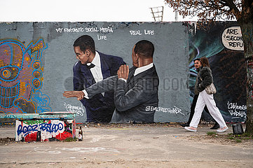 Berlin  Deutschland  Graffiti von Eme Freethinker im Mauerpark zeigt wie Schauspieler Will Smith den Komiker Chris Rock waehrend der Oscarverleihung ohrfeigt