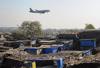 Mumbai  Indien  Airbus A320 Flugzeug der indischen Billigfluggesellschaft Indigo im Landeanflug auf den internationalen Flughafen Chhatrapati Shivaji Maharaj