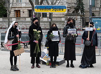 Berlin  Deutschland  Antikriegsaktion der Women in Black vor der russischen Botschaft anlaesslich des
Krieges in der Ukraine