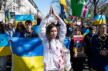 Berlin  Deutschland  Alternativer Ostermarsch gegen Krieg unter dem Motto March for true Peace in Ukraine