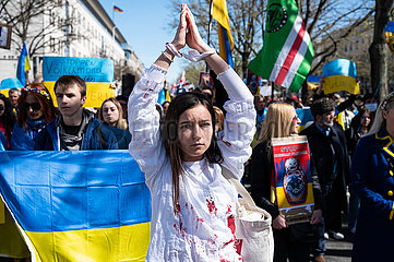 Berlin  Deutschland  Alternativer Ostermarsch gegen Krieg unter dem Motto March for true Peace in Ukraine