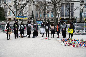 Berlin  Deutschland  Antikriegsaktion der Women in Black vor der russischen Botschaft anlaesslich des
Krieges in der Ukraine
