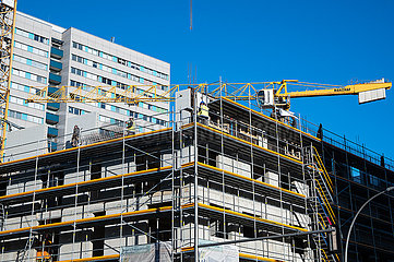 Berlin  Deutschland  Bauarbeiter auf einer Baustelle fuer Neubauwohnungen im Wohngebiet Fischerinsel des Bezirks Mitte