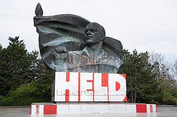 Berlin  Deutschland  Bueste zum Gedenken mit Abbild von Ernst-Thaelmann im Ernst-Thaelmann-Park in Prenzlauer Berg