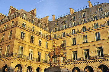 FRANKREICH. Paris (75) 1. Bezirk. Platzieren Sie Des Pyramides. Joane d'Arc -Statue  sie versuchte  das Paris der britischen Präsenz im Jahr 1430 zu befreien  und die fünf Stars Regina Louvre Hotel