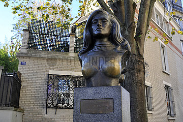 Paris (75) 18 arr. Der Montmartre Hill. Plätze Dalida  die Bronzebüste der Sängerin Dalida  die 1997 vom Bildhauer Aslan anlässlich des 10. Jahrestages ihres Verschwindens hergestellt wurde. Ganz in der Nähe des Hauses  in dem es lebt. Es war einer der beliebtesten Künstler der Nachbarschaft