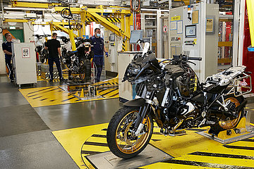 Berlin  Deutschland - Facharbeiter in der Produktion im BMW Motorrad Werk Spandau.