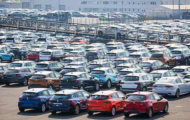 Neuwagen  Autoterminal  Binnenhafen  Duisburg  Nordrhein-Westfalen  Deutschland  Europa