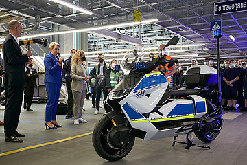 Berlin  Deutschland - Praesentation des Elektrorollers CE 04 fuer den Polizeieinsatz im BMW Motorrad Werk Spandau.