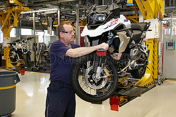 Berlin  Deutschland - Facharbeiter in der Produktion im BMW Motorrad Werk Spandau.