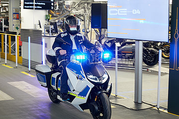 Berlin  Deutschland - Praesentation des Elektrorollers CE 04 fuer den Polizeieinsatz im BMW Motorrad Werk Spandau.