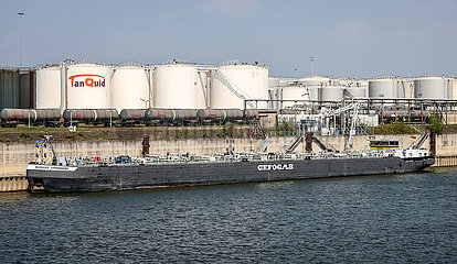 Tanklager  Duisburger Hafen  Ruhrgebiet  Nordrhein-Westfalen  Deutschland  Europa