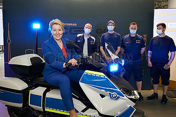 Berlin  Deutschland - Franziska Giffey bei der Praesentation des Elektrorollers CE 04 fuer den Polizeieinsatz im BMW Motorrad Werk Spandau.