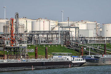 Tanklager  Duisburger Hafen  Ruhrgebiet  Nordrhein-Westfalen  Deutschland  Europa