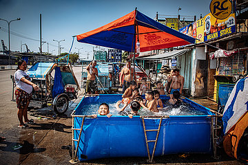 Kinder im Swimming Pool in Tondo
