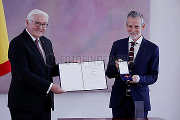 Verleihung des Verdienstkreuzes 1. Klasse des Verdienstordens der Bundesrepublik Deutschland an Ulrich Matthes  Schloss Bellevue