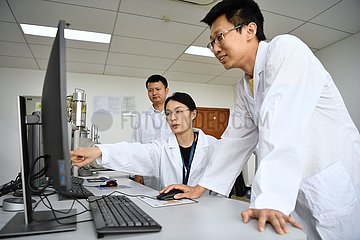 China-Sinnuan-Chegdu-Wissenschaftler-Young-Generation (CN)