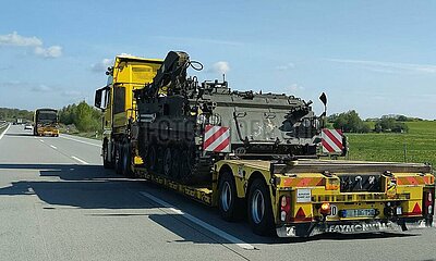 Panzer-Transport auf der Autobahn