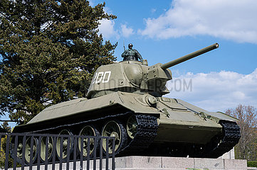 Berlin  Deutschland  T-34 Panzer am Sowjetischen Ehrenmal im Ortsteil Tiergarten