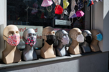 Berlin  Deutschland  Auslage und Auswahl verschiedener Gesichtsmasken gegen Coronavirus an Koepfen von Schaufensterpuppen