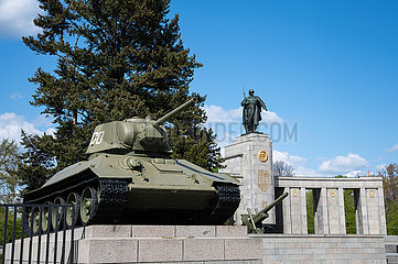 Berlin  Deutschland  T-34 Panzer am Sowjetischen Ehrenmal im Ortsteil Tiergarten