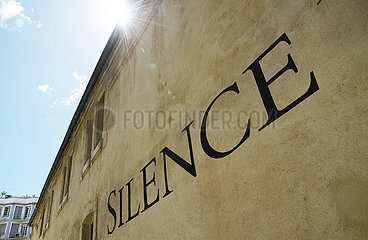 France. Vaucluse (84). Avignon. Silence . The artist Lawrence Weimer has paint a lot of phrases on the wall of the old mansion which houses the works of contemporary art of the collection.
