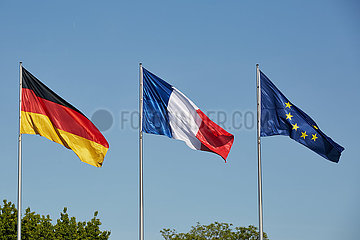 Berlin  Deutschland - Die Flaggen von Deutschland  Frankreich und die Europaflagge am Kanzleramt.