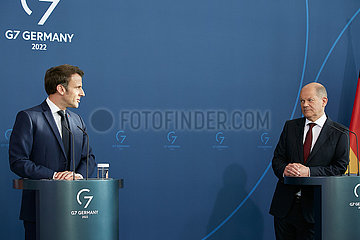 Berlin  Deutschland - Bundeskanzler Olaf Scholz und der franzoesische Staatspraesident Emmanuel Macron geben eine Pressekonferenz im Kanzleramt.