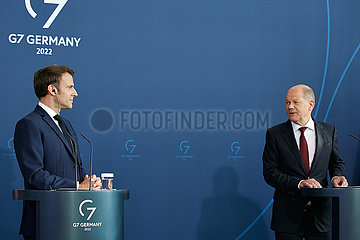Berlin  Deutschland - Bundeskanzler Olaf Scholz und der franzoesische Staatspraesident Emmanuel Macron geben eine Pressekonferenz im Kanzleramt.