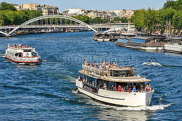 FRANCE. PARIS (75) 16 TH DISTRICT. BATOBUS ON SEINE RIVER