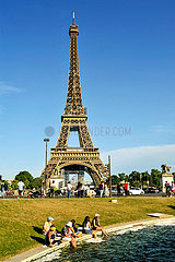 FRANCE. PARIS (75) 16TH ARR. TROCADERO ESPLANADE. TOURISTS REFRESHING AT THE FOOT OF THE POOLS