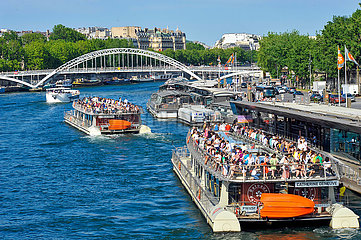 FRANCE. PARIS (75) 16 TH DISTRICT. BOATS ON SEINE RIVER