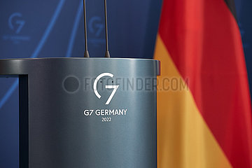 Berlin  Deutschland - Rednerpult mit dem G7-Logo und die deutsche Nationalflagge im Kanzleramt.