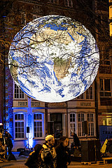 Deutschland  Bremen - schwebender  aufgeblasener Globus  Kunst-Installation zur Belebung der City und Puplikum eines Open-Air-Kinos