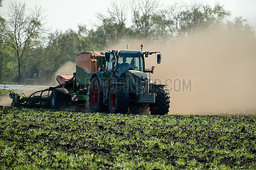 Deutschland  Barenburg - Landwirt pfluegt sein Feld mit dem Traktor