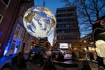 Deutschland  Bremen - schwebender  aufgeblasener Globus  Kunst-Installation zur Belebung der City und Puplikum eines Open-Air-Kinos
