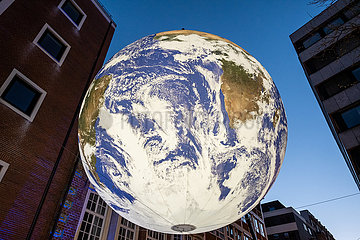 Deutschland  Bremen - schwebender  aufgeblasener Globus  Kunst-Installation zur Belebung der City