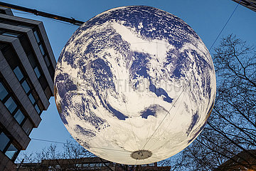 Deutschland  Bremen - schwebender  aufgeblasener Globus  Kunst-Installation zur Belebung der City