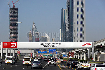 Dubai  Vereinigte Arabische Emirate  Autos auf der Sheikh Zayed Road vor der Mautstelle Al Safa Toll Gate