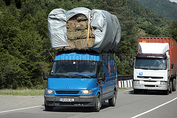 Batumi  Georgien  Heuballen werden auf dem Dach eines Kleintransporters transportiert