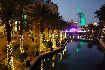 Dubai  Vereinigte Arabische Emirate  Blick auf das Burj al Arab bei Nacht vom Hotel Madinat Jumeirah aus