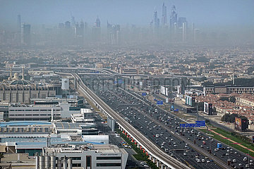 Dubai  Vereinigte Arabische Emirate  Skyline unter einer Dunstglocke