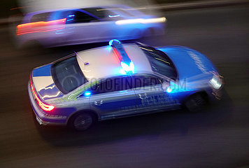 Berlin  Deutschland  Polizeiauto bei Nacht auf Einsatzfahrt