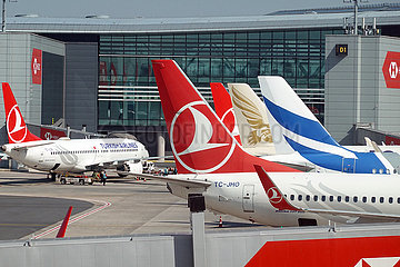 Istanbul  Tuerkei  Flugzeuge der Turkish Airlines  Gulf Air und Libyan Wings vor dem Terminal des Istanbul Airport
