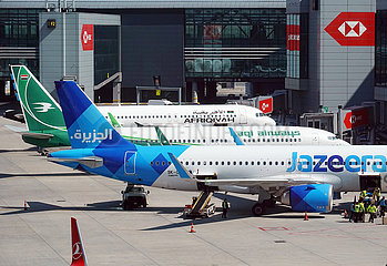 Istanbul  Tuerkei  Flugzeuge der Jazeera Airways  Afriqiyah Airways und Iraqi Airways vor dem Terminal des Istanbul Airport