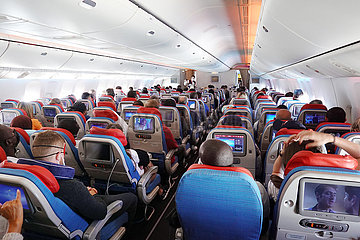 Istanbul  Tuerkei  Passagiere und Flugbegleiter in einer Flugzeugkabine der Turkish Airlines