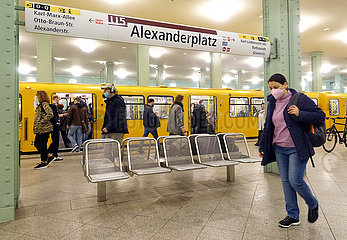 Berlin  Deutschland  Menschen auf einem Bahnsteig der U-Bahnlinie 5 im Bahnhof Alexanderplatz