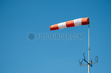 Deutschland  Staffhorst - Windsack mit Anzeige der Himmelsrichtungen